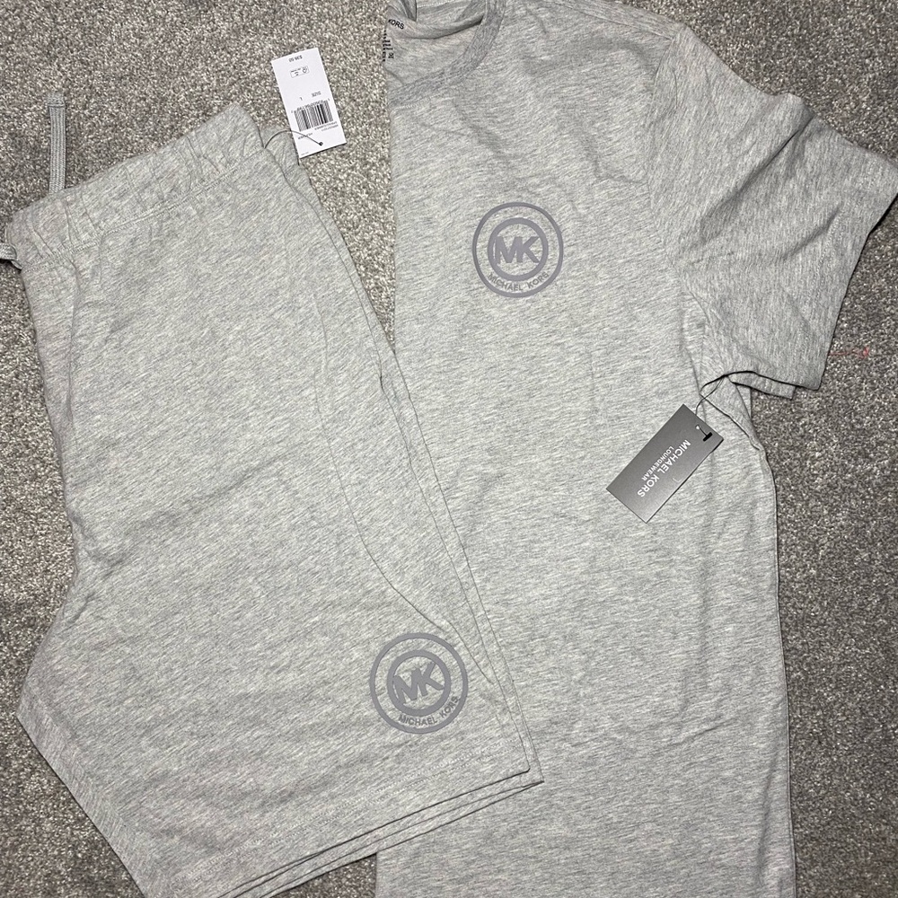 Michael kors 2 pc loungewear shirt and short size Large in mens and XL